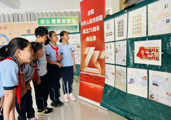 威海市北竹島小學舉行&ldquo;方寸伴我行，祖國在心中&rdquo;紅色主題郵展